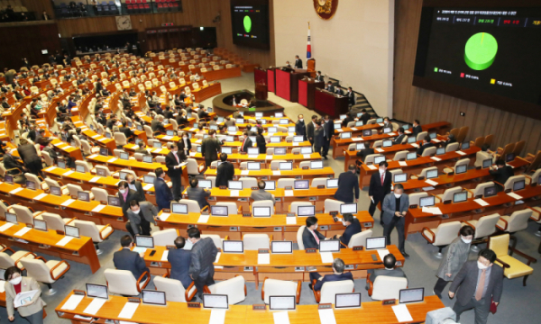 ▲26일 국회 본회의에서 감염병의 예방 및 관리에 관한 법률 일부개정법률안이 통과되고 있다.  (연합뉴스)