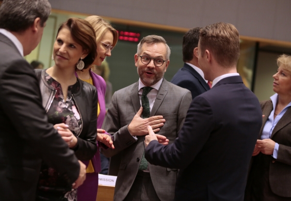 ▲벨기에 브뤼셀에서 25일(현지시간) 열린 EU 총무위원회에서 각국 장관들이 담소하고 있다. 위원회는 이날 영국과의 미래관계 협상 지침을 승인했다. 브뤼셀/AP뉴시스 
