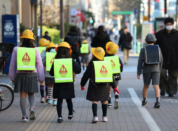 ▲일본 도쿄에서 28일(현지시간) 어린이들이 등교하고 있다. 도쿄/EPA연합뉴스
