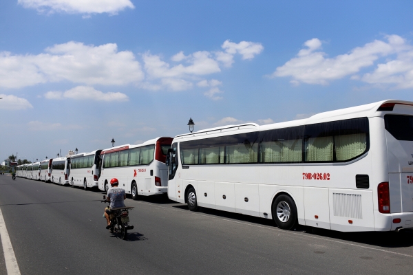 ▲베트남 나트랑시에 24일(현지시간) 관광버스들이 텅 빈 채로 세워져 있다. 나트랑/로이터연합뉴스 
