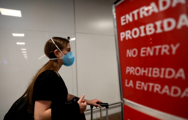 ▲27일(현지시간) 브라질 남부 포르토 알레그레의 살가도 필료 공항에 한 여행객이 마스크를 쓴 채 지나가고 있다. 알레크레/로이터연합뉴스
