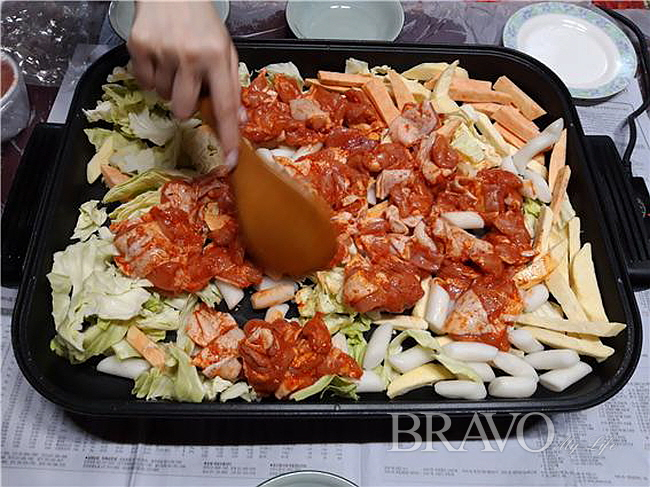 ▲춘천 철판 닭갈비 요리(사진 홍지영 동년기자)