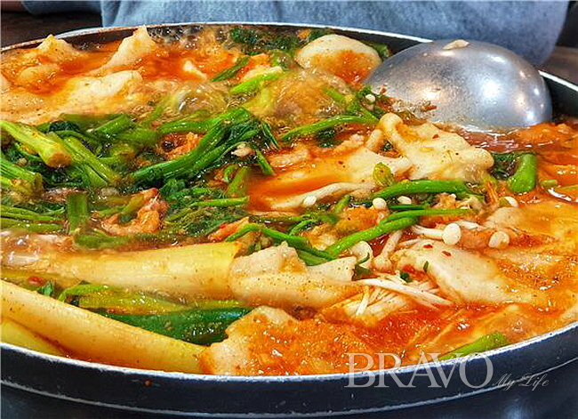 ▲함께 먹는 매운탕 찌개(사진 변용도 동년기자)