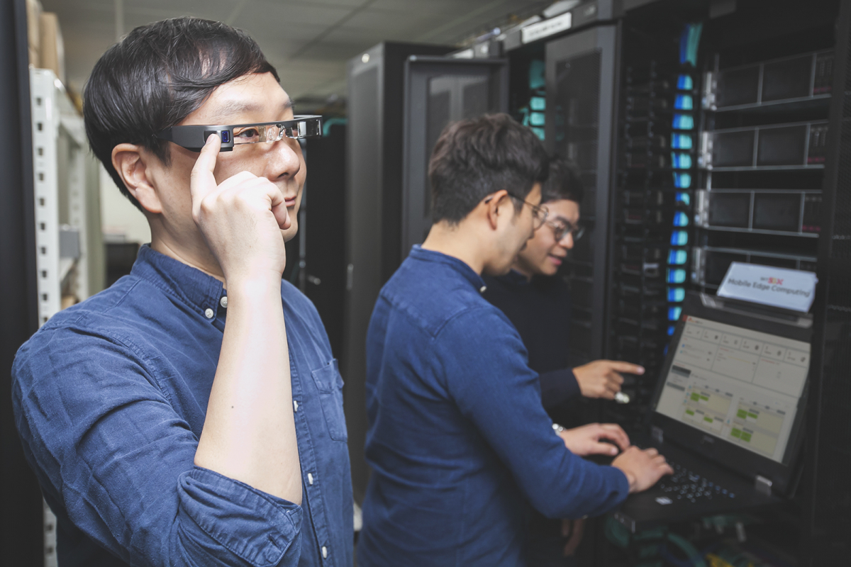 ▲SK텔레콤 연구원이 MEC플랫폼이 설치된 서버실에서 AR글래스를 쓰고, 산업용 AR서비스를 시험해보고 있다. (SK텔레콤 제공)