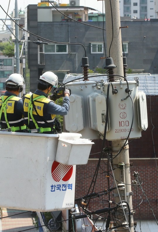 ▲한국전력 직원들이 열화상 진단장비를 활용하여 전력설비를 진단하는 모습 (사진제공=한국전력)