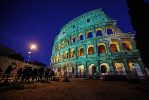 ▲지난달 29일(현지시간) ‘세계 희귀병의 날’을 맞아 이탈리아 로마의 콜로세움에 초록불이 켜져 있다. 로마/EPA연합뉴스  
