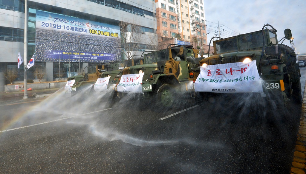 ▲1일 오후 대구 남구 대명동 신천지 대구교회 인근 도로에서 육군 제2작전사령부 소속 군 제독 차량이 방역작전을 펼치고 있다. (뉴시스)