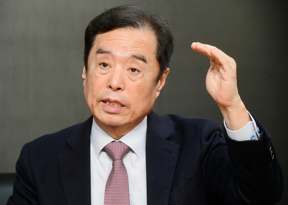 ▲김병준 전 자유한국당 비상대책위원장이 지난달 24일 서울 동작구 이투데이빌딩에서 인터뷰하고 있다. 김 전 위원장은 “부동산 가격 안정화 방안으로 갈 곳 잃은 부동자금의 물꼬를 다른 산업 정책으로 뚫어줘야 한다”고 강조했다. 고이란 기자 photoeran@