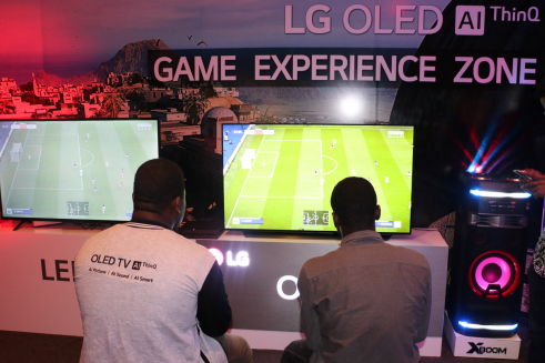 ▲LG전자가 지난 주말 나이지리아 라고스 지역에서 LG 올레드 TV 게이밍 챌린지를 열었다. 행사장을 찾은 관람객들이 LG 올레드 TV 체험 공간에서 게임을 즐기고 있다.  (사진제공=LG전자)
