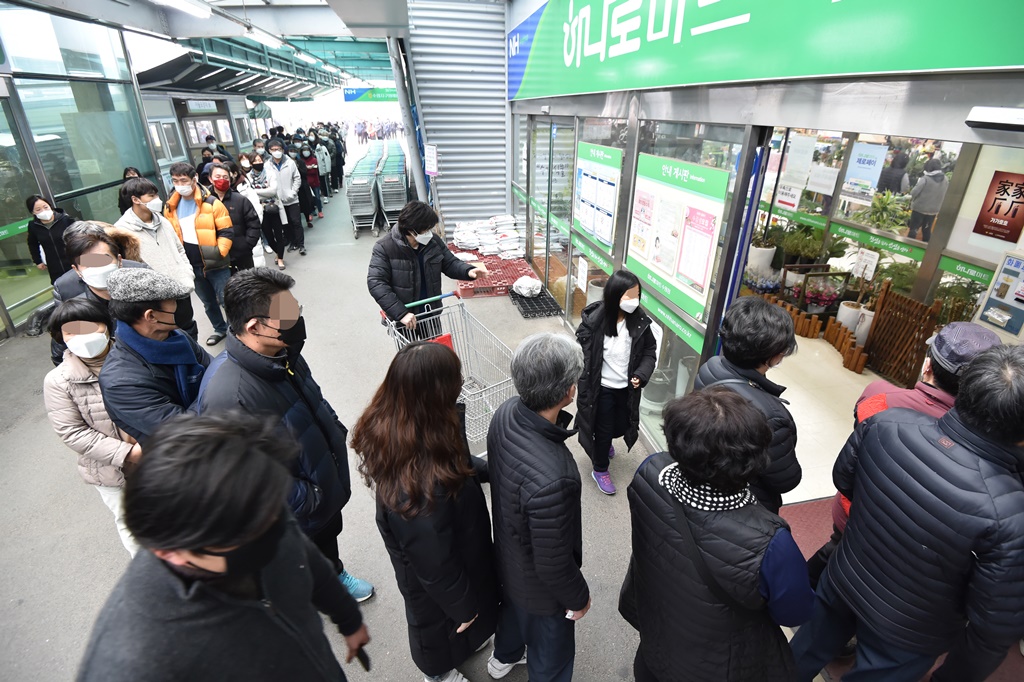 ▲경기 수원시 권선구 구운동 농협 하나로마트에서 1일 오후 시민들이 마스크 구입을 위해 길게 줄 서 있다.  (뉴시스)