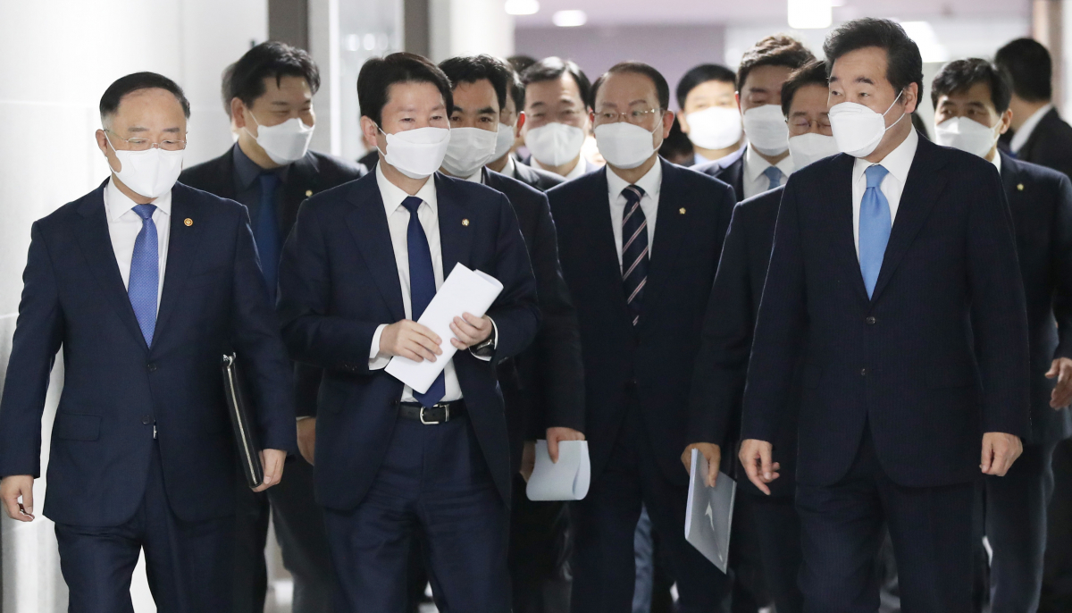 ▲2일 오전 서울 여의도 국회 의원회관에서 열린 신종 코로나바이러스 감염증(코로나19) 대응 추경예산 편성 당정협의에서 참석자들이 입장하고 있다. (연합뉴스)