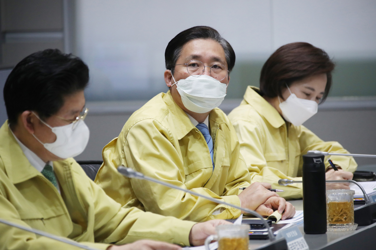 ▲유은혜 부총리 겸 교육부 장관(오른쪽)과 성윤모 산업통상자원부 장관(가운데) 등이 2일 오전 정부서울청사 중앙재난안전상황실 서울상황센터에서 대구시청과 영상으로 연결해 열린 신종 코로나바이러스 감염증(코로나19) 대응 중대본회의에 참석해 정세균 국무총리의 발언을 듣고 있다.  (연합뉴스)