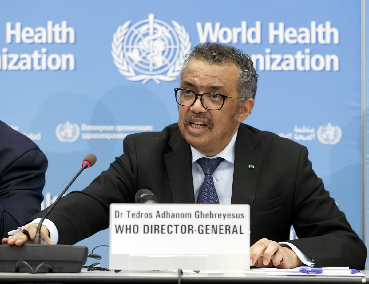 ▲테워드로스 아드하놈 거브러여수스 세계보건기구(WHO) 사무총장이 2월 24일(현지시간) 스위스 제네바의 WHO 본부에서 코로나19 관련 기자회견을 하고 있다. 제네바/AP뉴시스