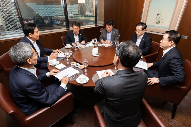 ▲은성수 금융위원장(왼쪽에서 세 번째)이 2일 서울 중구 은행연합회 뱅커스클럽에서 5대 금융지주과 조찬 간담회를 하고 있다. (왼쪽부터 시계방향으로) 윤종규 KB금융지주 회장, 김정태 하나금융지주 회장, 은성수 금융위원장, 김광수 NH농협금융지주 회장, 손태승 우리금융지주 회장, 조용병 신한금융지주 회장 (사진제공=금융위원회)