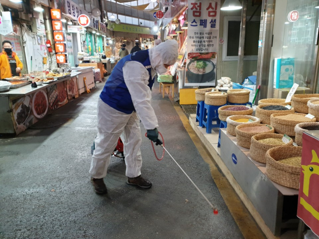 ▲통인시장 방역 모습. (출처=서울 종로구)