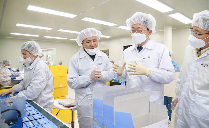 ▲김현준 국세청장이 2일 충북지역 마스크 제조․유통업체 점검현장을 방문해 현장의견을 청취하고 있다. (국세청)