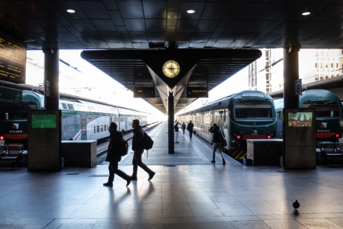 ▲지난달 24일(현지시간) 이탈리아 북부 밀라노 카도르나 지하철역에 출근시간에도 불구하고 사람들이 거의 없다. 밀라노/EPA연합뉴스 
