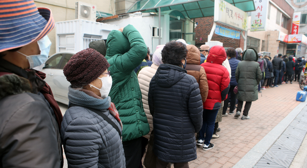 ▲정부가 코로나19 확산을 막기 위해 공적판매처에서 마스크 물량을 공급하기 시작한 2일 오전 강원 강릉시 주문진우체국 앞에서 시민들이 판매가 시작되기를 기다리고 있다. (연합뉴스)