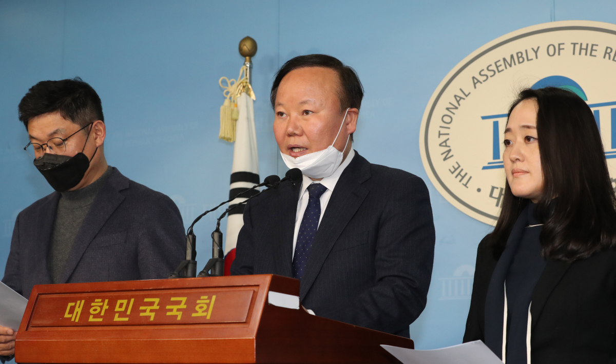 ▲ 미래통합당 김재원 '국민과 함께하는 2020 희망공약 개발단' 총괄단장이 27일 오전 서울 여의도 국회 정론관에서 '따뜻한 동행공약'을 발표하고 있다.  (연합뉴스)