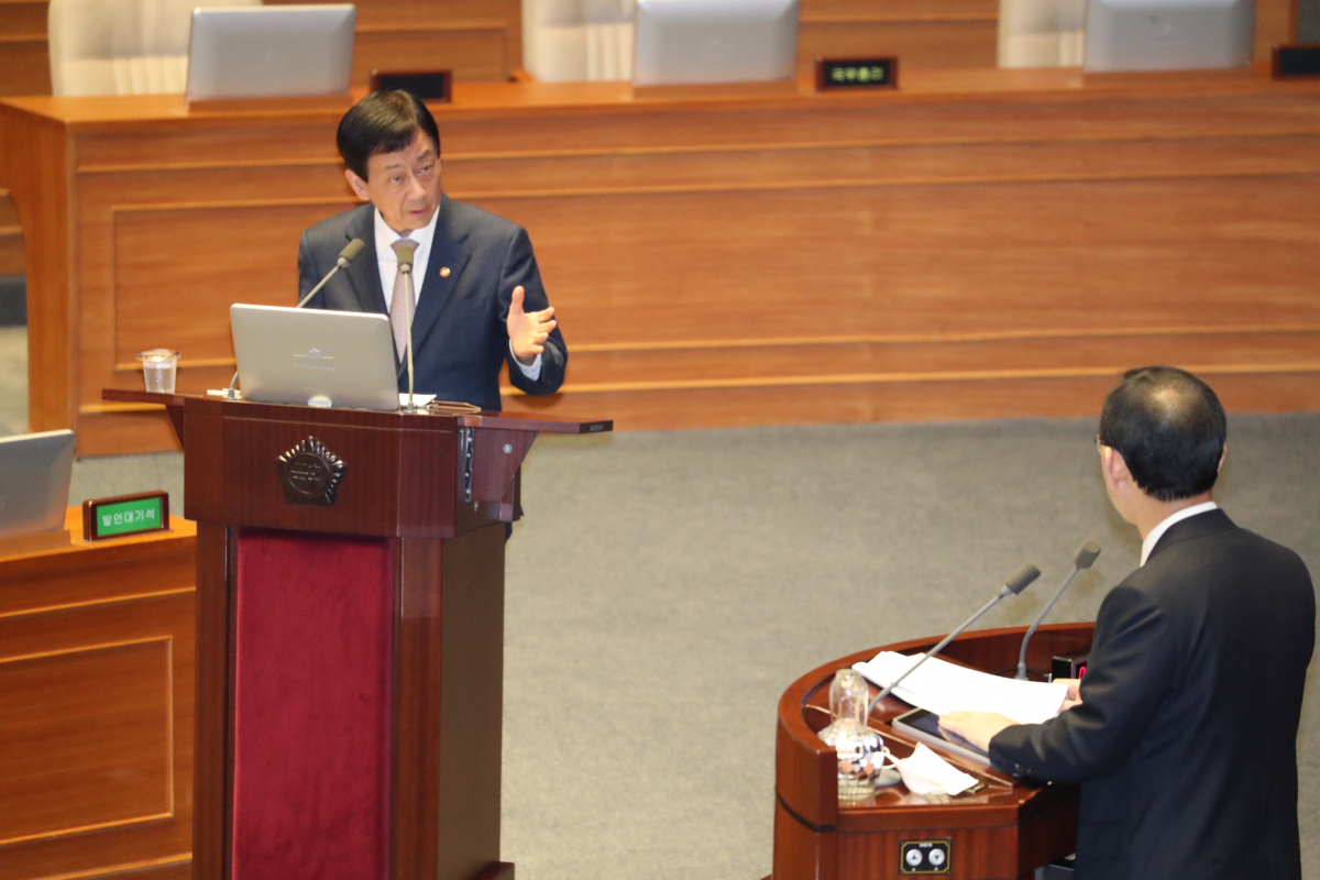 ▲진영 행안부 장관이 2일 오후 국회 본회의에서 열린 대정부 질문에 참석, 신종 코로나바이러스 감염증(코로나 19) 대처 등에 대한 질문에 답하고 있다.  (연합뉴스)