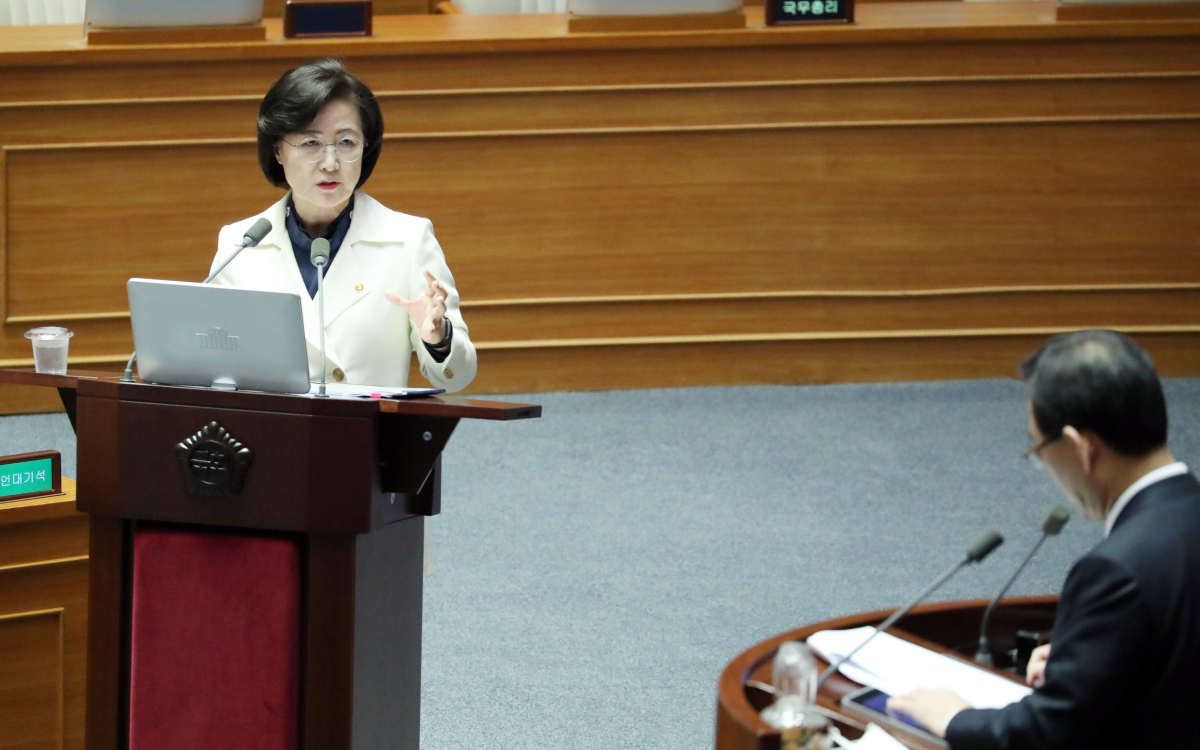 ▲2일 오후 국회에서 열린 정치·외교·통일·안보에 관한 대정부 질문에서 추미애 법무부 장관이 질문에 답하고 있다. (연합뉴스)