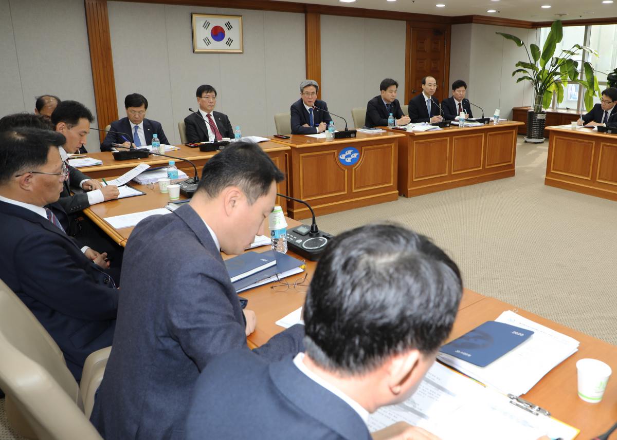 ▲이동빈 수협은행장이 지난달 14일 있었던 경영전략회의에서 참석한 임원과 부서장들에게 “코로나 19 위기극복을 위한 대고객 금융서비스 지원에 최선을 다해달라”고 당부하고 있다. (사진제공=수협은행)