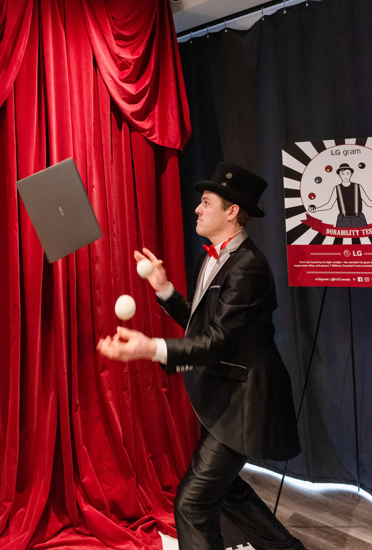 ▲LG전자가 최근 캐나다 토론토 소재 '스페이드(Spade)' 행사장에서 현지 미디어와 인플루언서 등을 대상으로 LG 그램 출시 행사를 열었다. 사진은 행사장에서 곡예사들이 17형 대화면에 휴대성까지 겸비한 'LG 그램 17'의 '가볍다'는 강점을 이색 퍼포먼스로 표현하고 있는 모습. (사진제공=LG전자)