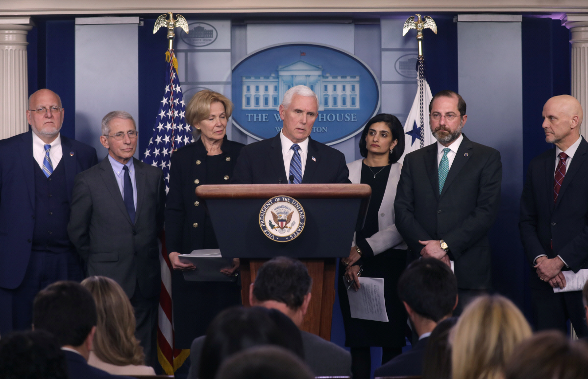 ▲마이크 펜스 미국 부통령이 2일(현지시간) 백악관에서 신종 코로나바이러스 감염증(코로나19)과 관련해 브리핑을 하고 있다. 워싱턴D.C/로이터연합뉴스
