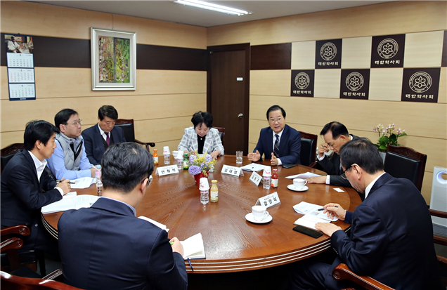 ▲공적 마스크 수급 긴급 간담회에는 김대업 대한약사회장이 주재하고 지오영 조선혜 회장·안희석 부사장, 백제약품 김동구 회장·김안식 사장, 대한약사회 이광민 정책기획실장이 참석했다.
(대한약사회)