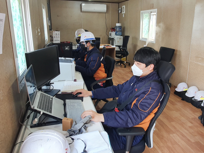 ▲SK머티리얼즈가 신종코로나바이러스감염증(코로나19) 확산에 따른 구성원 간 접촉을 줄이기 위해 경북 영주시 본사 공장에 현장 업무 담당자가 사용하는 임시 업무공간을 설치했다. SK머티리얼즈 직원이 임시 업무공간에서 근무하고 있다. (사진제공=SK머티리얼즈)