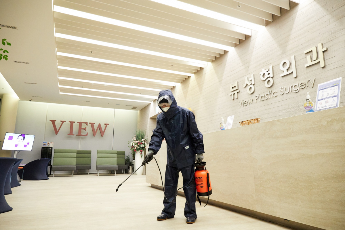 ▲뷰성형외과가 코로나19 확산 방지를 위해 방역을 실시했다. (뷰성형외과)
