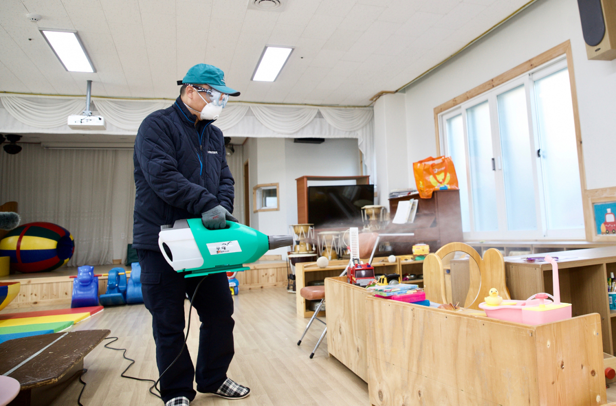 ▲한전KDN이 코로나19 확산 차단을 위해 지역 사회복지시설 방역 작업을 원했다. (사진제공=한전KDN)