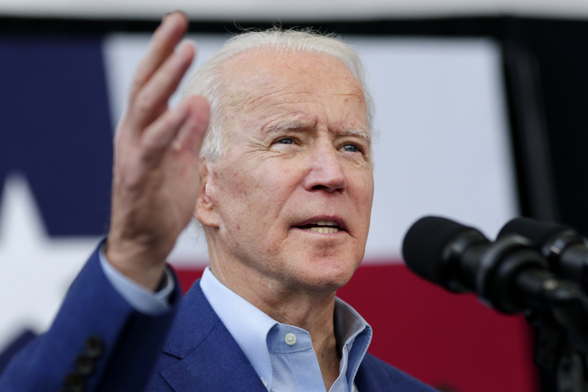 ▲조 바이든 전 미국 부통령이 2일(현지시간) 텍사스 휴스턴의 서던대에서 유세 연설을 하고 있다. 휴스턴/AP연합뉴스

