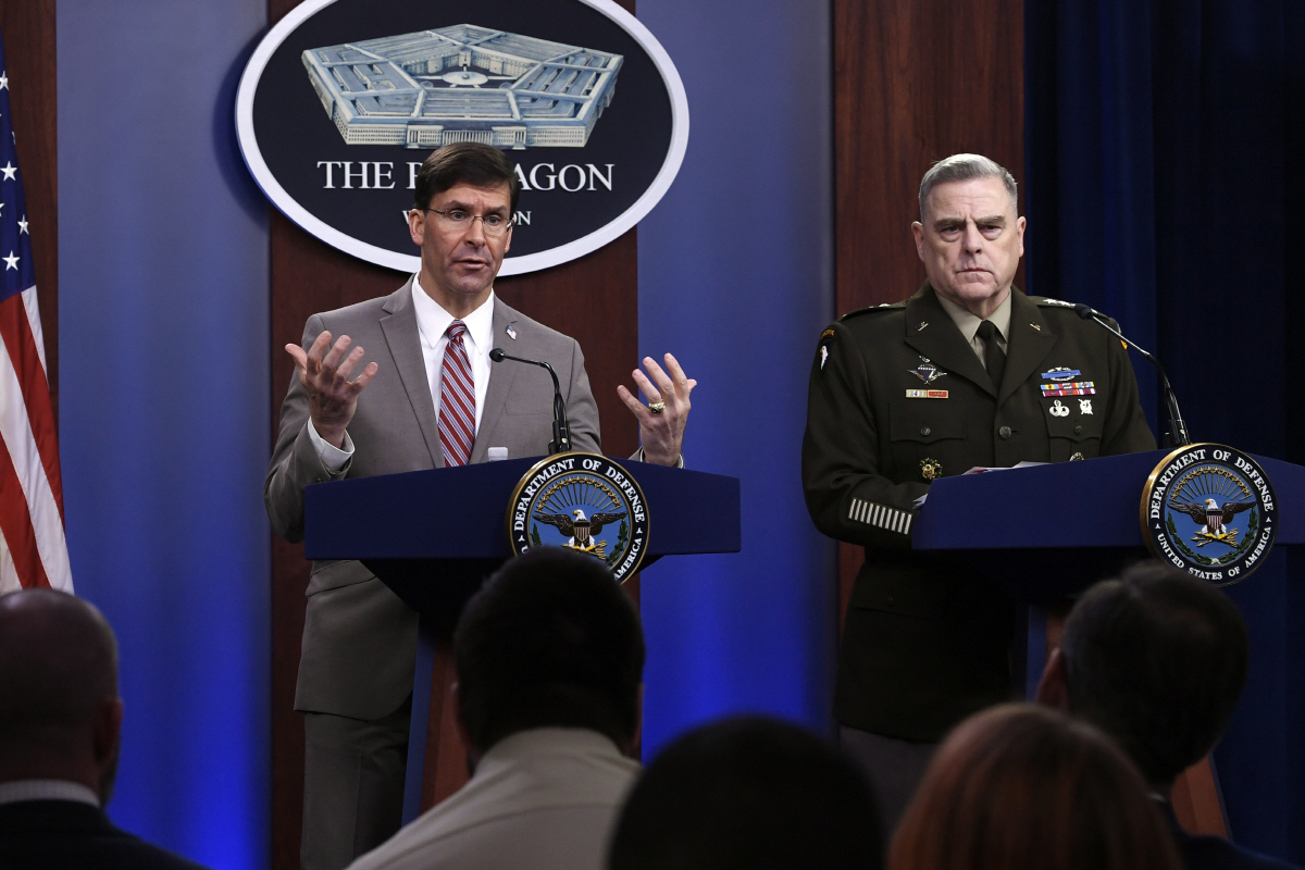 ▲마크 에스퍼 미국 국방장관과 마크 밀리(오른쪽) 합참의장이 2일(현지시간) 워싱턴DC 국방부 청사에서 언론 브리핑을 하고 있다. 워싱턴/AP연합뉴스