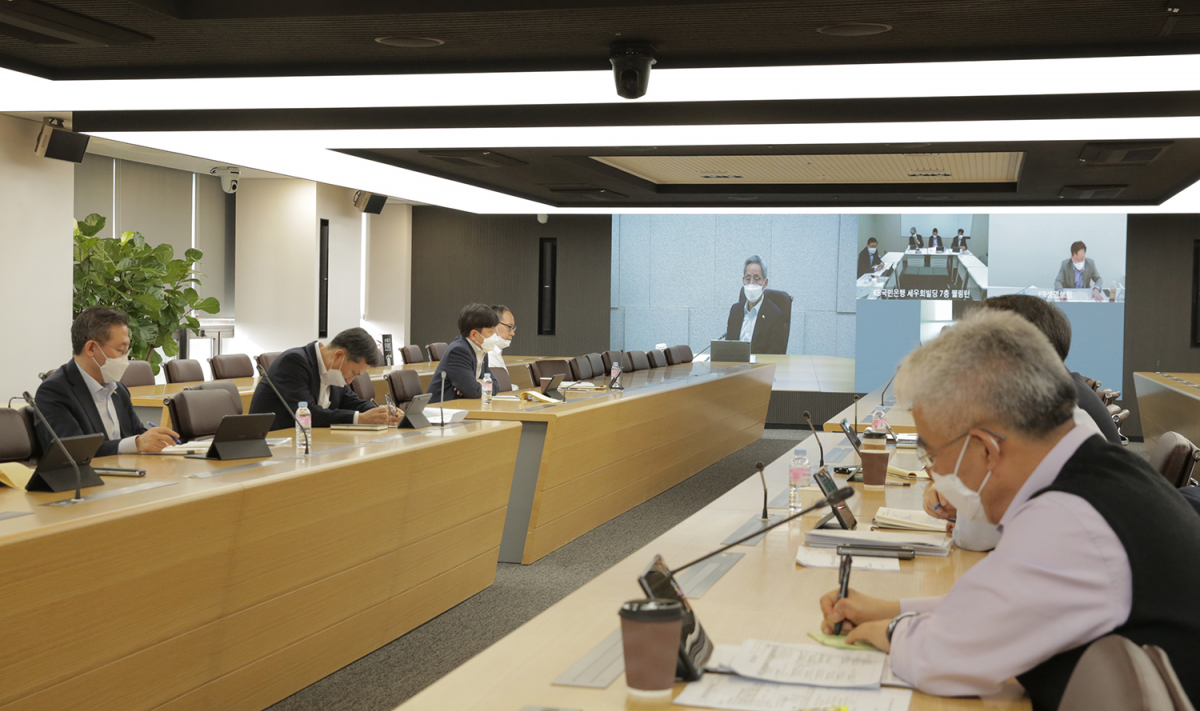 ▲KB금융그룹 임직원들이 대면 접촉을 최소화 하기 위해 화상회의를 하고 있는 모습. (사진제공=KB금융그룹)