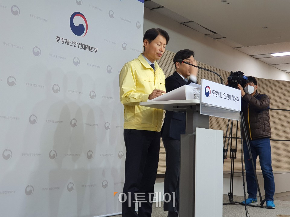 ▲김강립 중앙재난안전대책본부(중대본) 1총괄조정관(보건복지부 차관)이 3일 정부세종청사에서 정례브리핑을 하고 있다. (세종=김지영 기자)