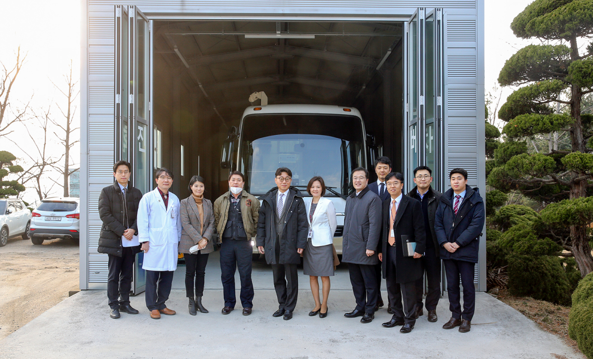 ▲대구경북지역으로 파견가는 고려대의료원의 의료진 및 행정인력과 이를 응원하기 위해 나온 직원들의 모습, 뒤는 꿈씨버스 ( 고려대의료원)