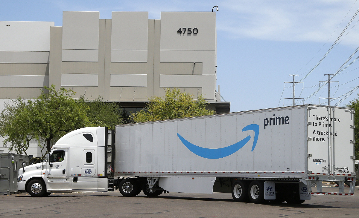 ▲아마존 컨테이너 트럭이 미국 애리조나주 피닉스의 물류센터로 들어서고 있다. 피닉스/AP뉴시스