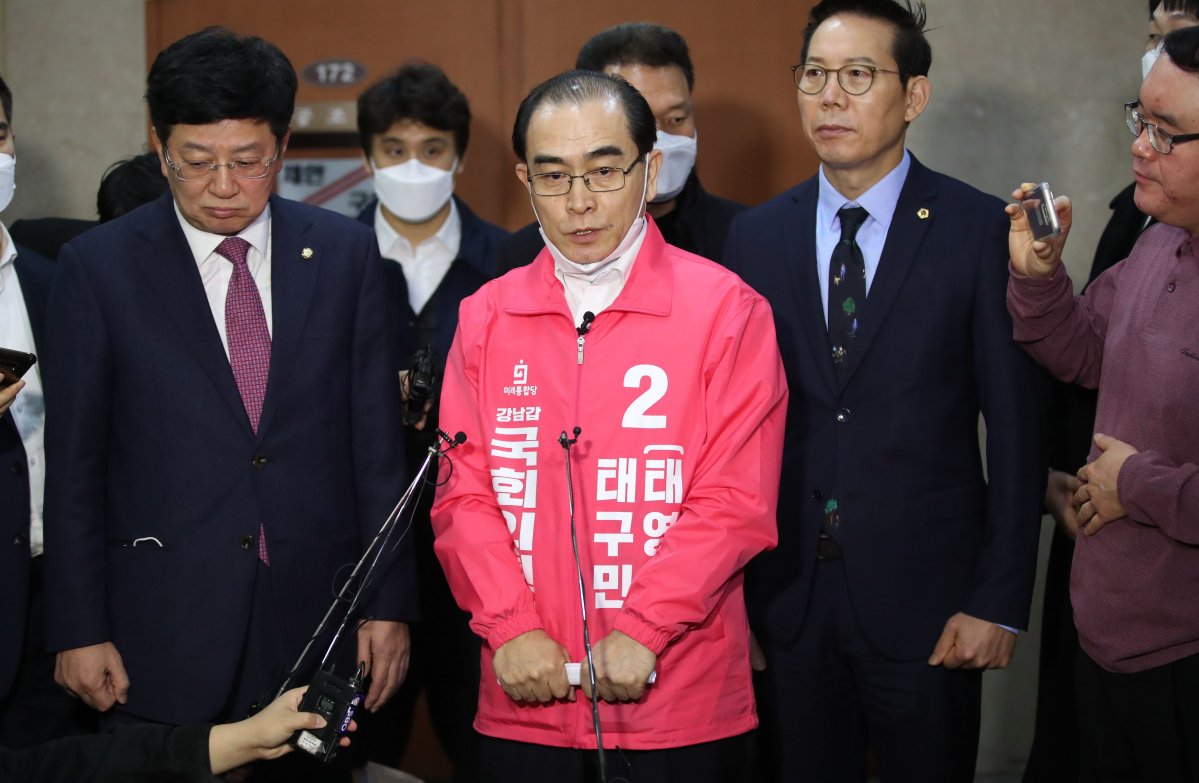 ▲제21대 총선에 미래통합당 서울 강남갑 후보로 출마하는 태영호(태구민) 전 주영북한대사관 공사가 3일 오전 국회 정론관에서 출마 선언 기자회견을 마치고 취재진 질문에 답하고 있다.  (연합뉴스)