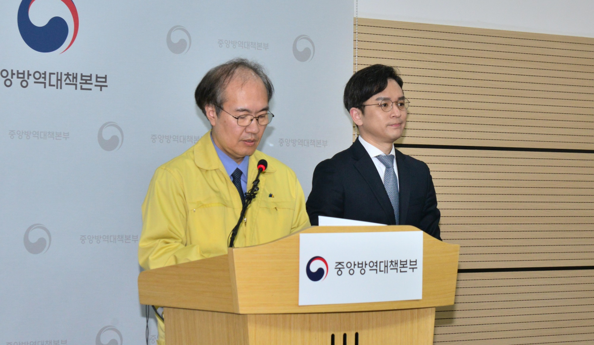 ▲권준욱 중앙방역대책본부 부본부장(국립보건연구원장)이 3일 충북 청주시 오송읍 질병관리본부에서 신종 코로나바이러스 감염증(코로나19) 발생 현황을 브리핑하고 있다. (사진제공=질병관리본부)