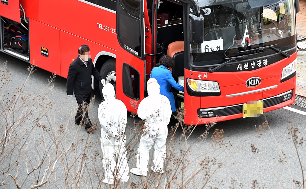 ▲대구에서 신종 코로나바이러스 감염증(코로나19) 확진자가 무더기로 급증하고 있는 3일 경주 등에 마련된 생활치료센터로 이송되는 경증 확진자들이 대구 수성구 대흥동 대구스타디움에 집결해 버스에 오르고 있다. (뉴시스)