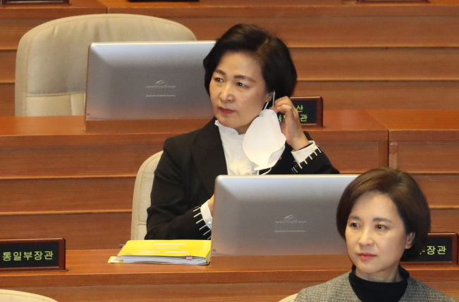 ▲추미애 법무부 장관이 4일 오후 국회 임시회 본회의에 참석해 마스크를 벗고 있다. (연합뉴스)
