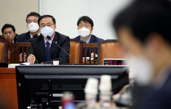 ▲국회의원선거구획정위원회 김세환 위원장이 4일 오후 국회에서 선거구획정안을 논의하기 위해 열린 행정안전위원회 전체회의에서 의원들 질의에 답하고 있다. (연합뉴스)