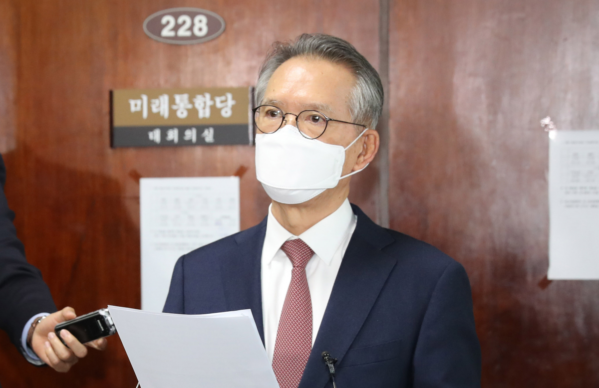 ▲미래통합당 김형오 공천관리 위원장이 4일 오후 서울 여의도 국회에서 공천 심사 결과를 발표하고 있다. (연합뉴스)