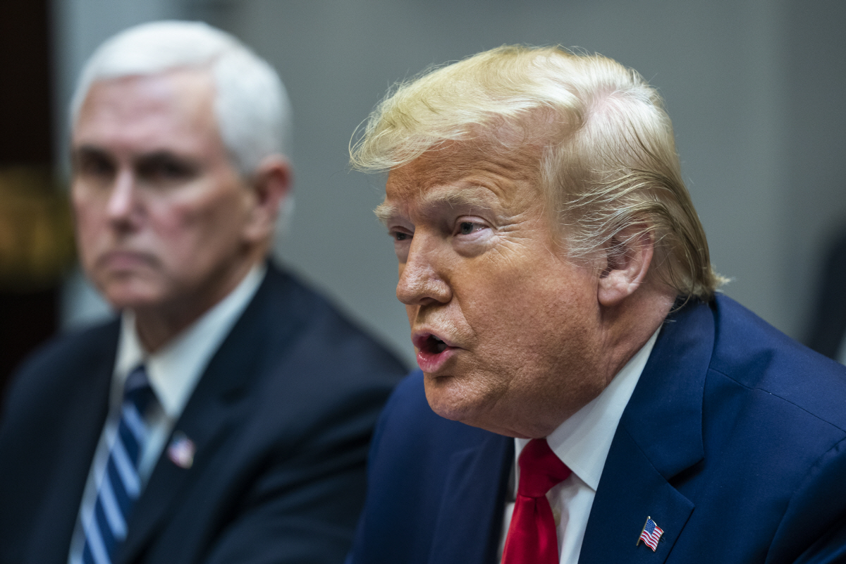 ▲도널드 트럼프 미국 대통령이 4일(현지시간) 미국 워싱턴 백악관에서 항공사 대표들과 만나 신종 코로나바이러스 감염증(코로나19) 관련 대응에 대해 논의하고 있다. 워싱턴/EPA연합뉴스
