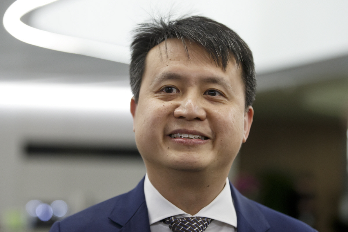 ▲4일(현지시간) 치러진 세계지식재산권기구(WIPO) 사무총장 선거에서 미국 등 서방국의 지지에 힘입어 당선된 다렌 탕 싱가포르 특허청장. 제네바/EPA연합뉴스
