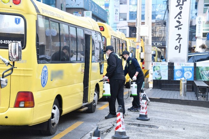 ▲방역업체 관계자들이 신종 코로나 바이러스 감염증(코로나19) 예방을 위해 학원버스를 소독하고 있다. (뉴시스)