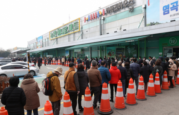 ▲1일 오후 서울 서초구 하나로마트 양재점에서 시민들이 마스크를 사기 위해 줄을 서고 있다.  (연합뉴스)