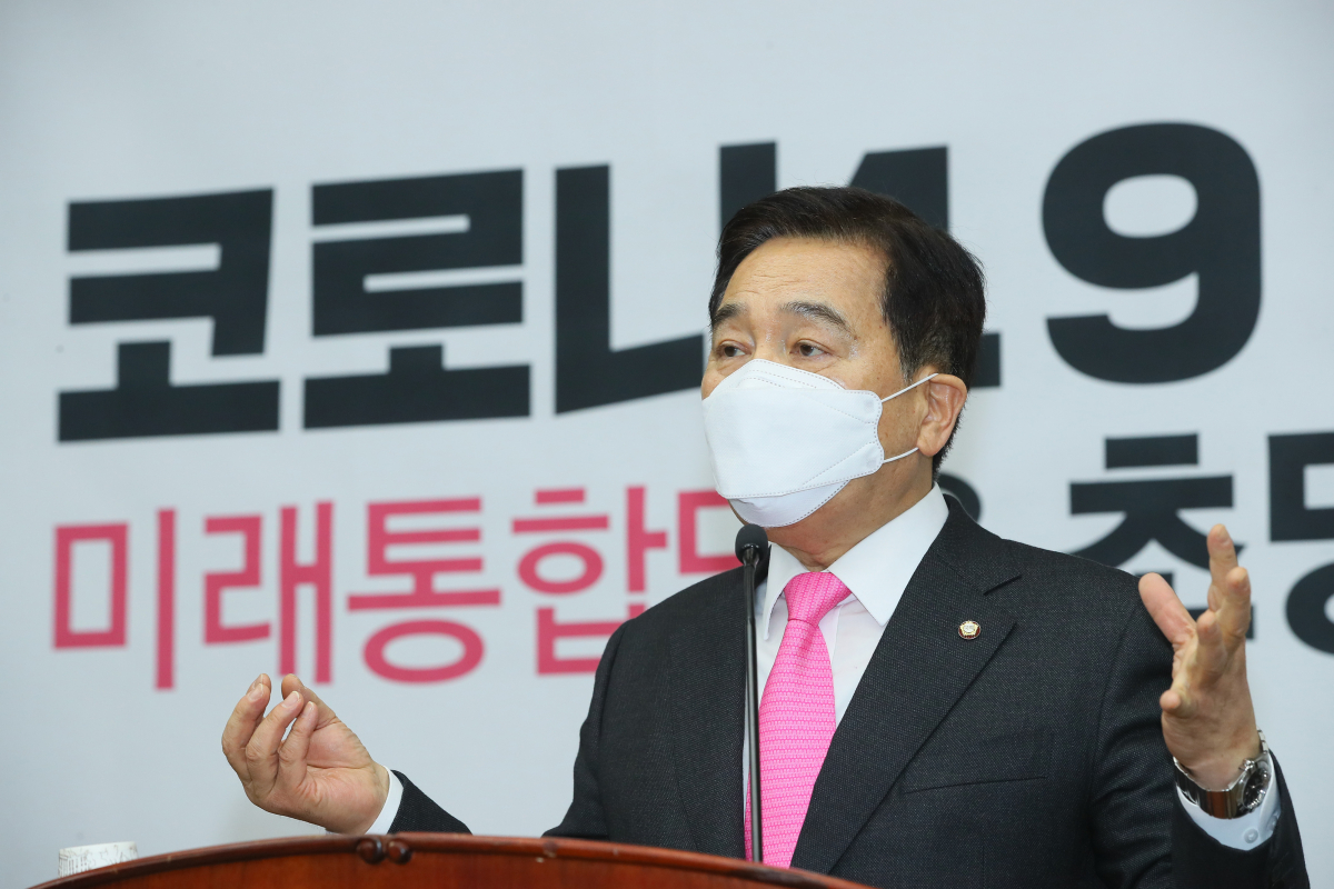 ▲미래통합당 심재철 원내대표가 5일 국회에서 열린 의원총회에서 여야간 논의한 선거구획정안에 관해 설명하고 있다.   (연합뉴스)