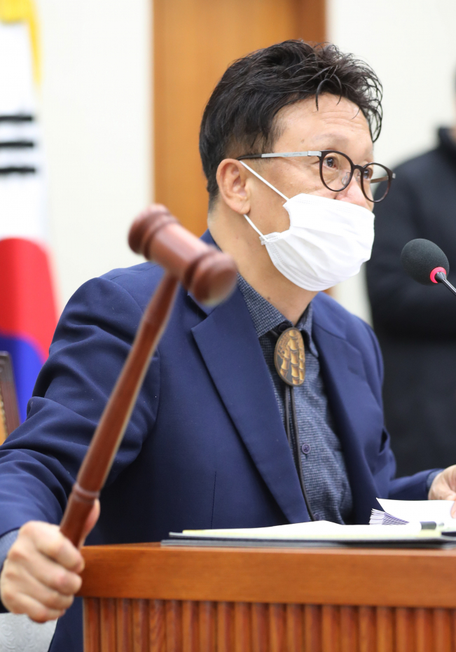 ▲민병두 국회 정무위원장이 5일 오후 서울 여의도 국회에서 열린 정무위 전체회의에서 의사봉을 두드리고 있다. (연합뉴스)